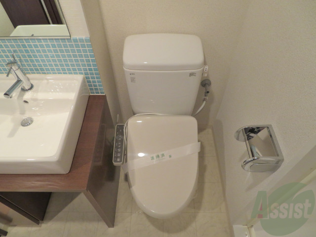 トイレ　温水便座付きおトイレです。お隣は洗面台なので快適ですね。