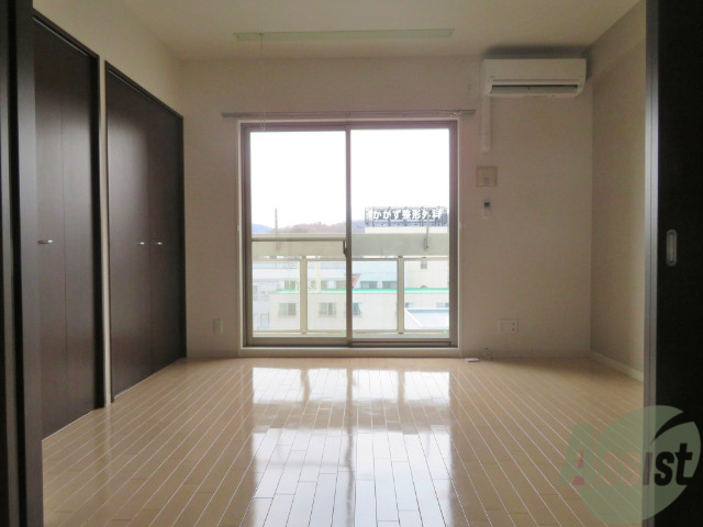 居室・リビング　日差しが差し込むお部屋は朝のお目覚めスッキリ爽快ですね。