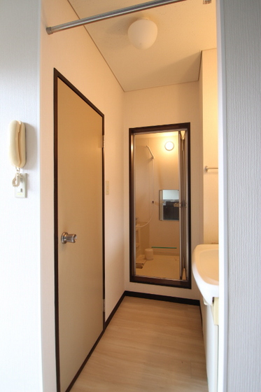 玄関　※他号室の写真です。