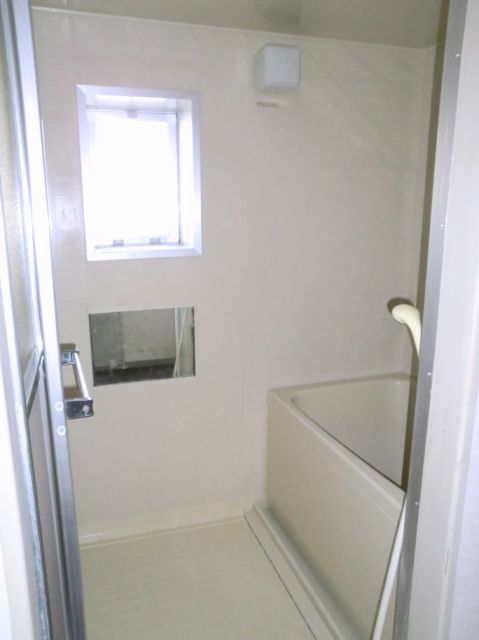 バス・シャワールーム　換気窓のあるバスルーム