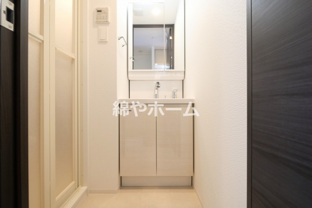 洗面設備　独立洗面化粧台が付いています