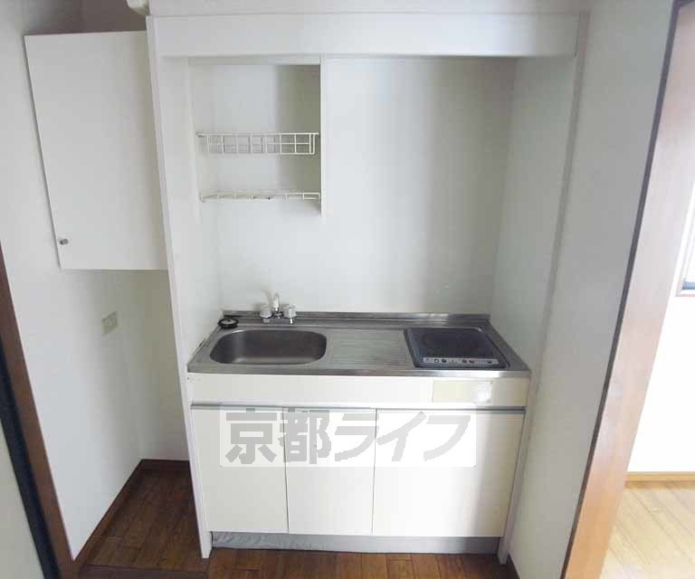 キッチン　質素で穏やかなキッチンです