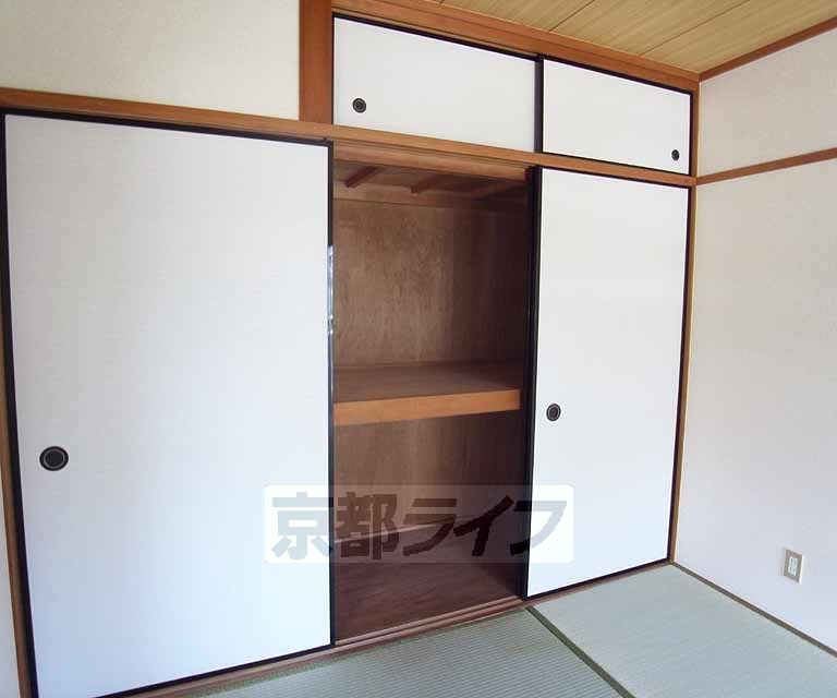 収納　和室の収納も奥行きがあります。