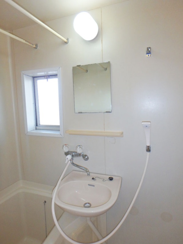 洗面設備　窓付きで換気しやすいですね！