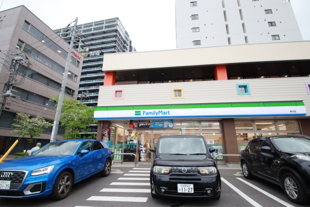 コンビニ　ファミリーマート（コンビニ）まで100m
