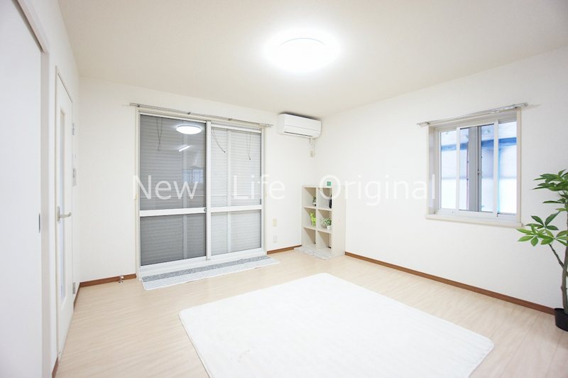 居室・リビング　10.9帖♪2面採光で明るいお部屋です♪