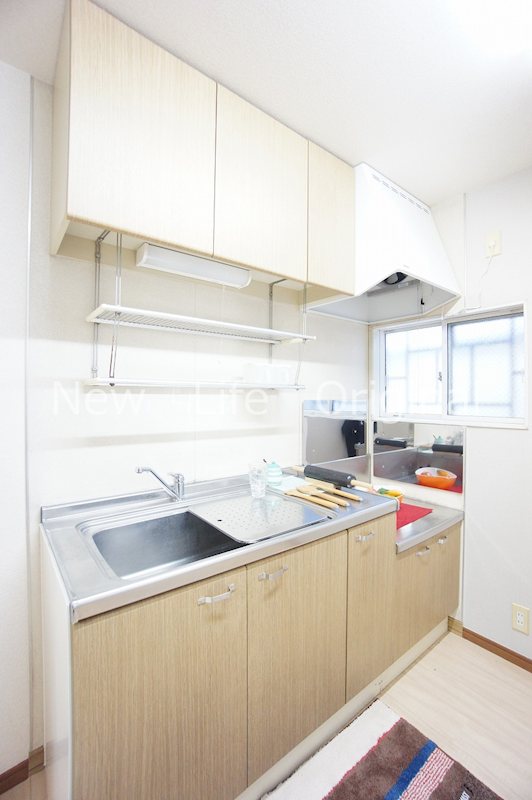 キッチン　上部にも収納がありすっきりと収納できます♪