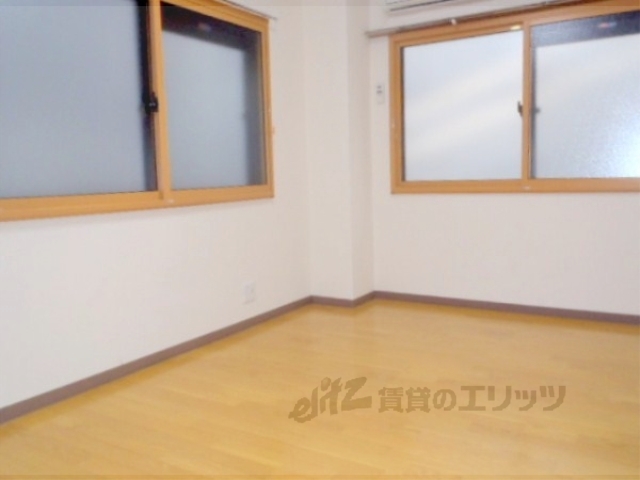 居室・リビング　窓が２つあります