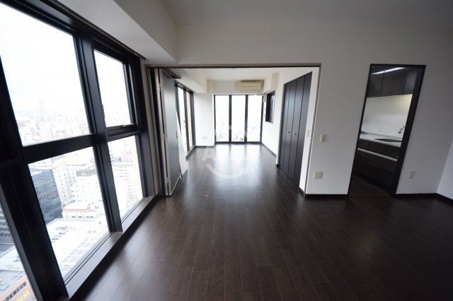 居室・リビング　アルグラッドザタワー心斎橋　明るく開放的な室内