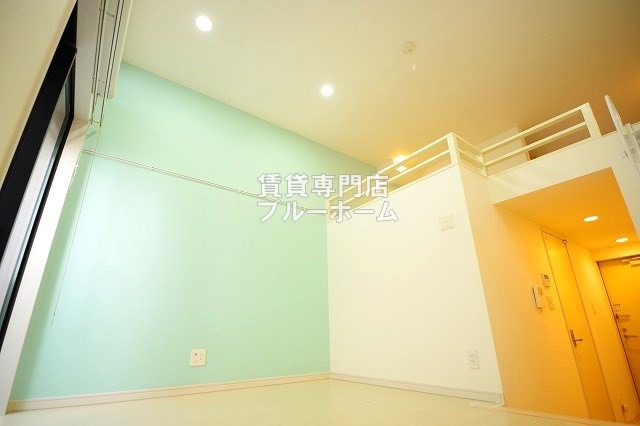 居室・リビング　5帖の明るい洋室！