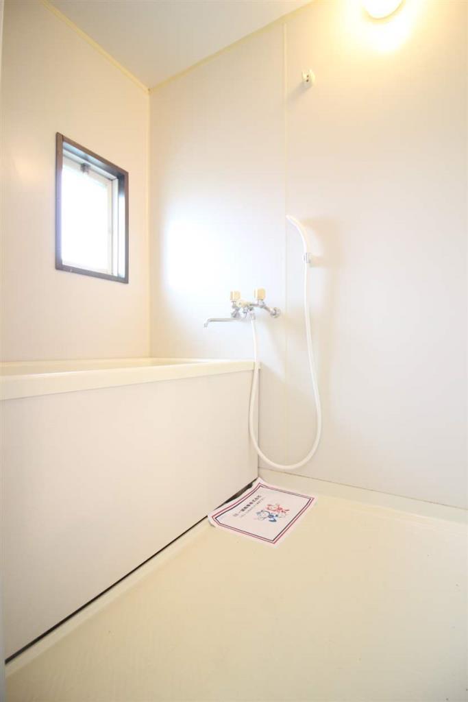 バス・シャワールーム　窓があるので明るいお風呂