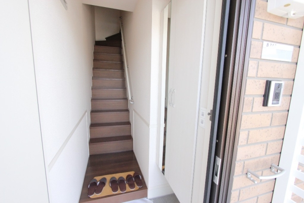 玄関　入ってすぐに内階段あります