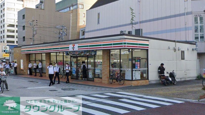 コンビニ　セブンイレブン四日市諏訪町店（コンビニ）まで210m