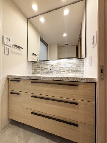 洗面設備　３面鏡洗面化粧台