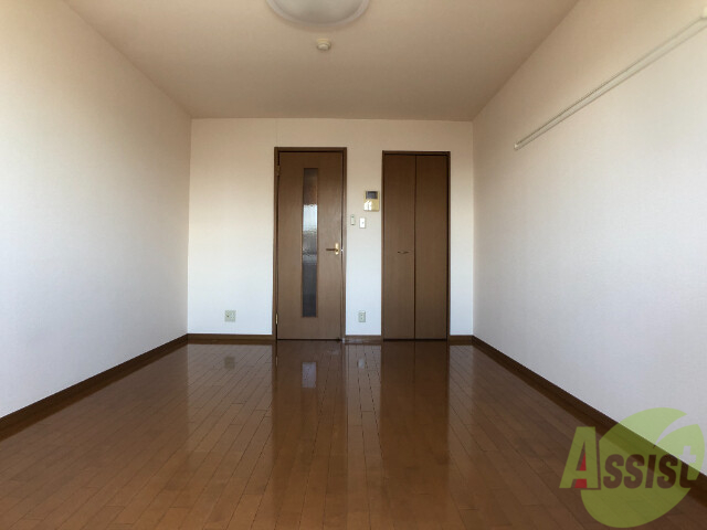 居室・リビング　８．３帖のリビングは大きな窓のおかげでよく陽が差します