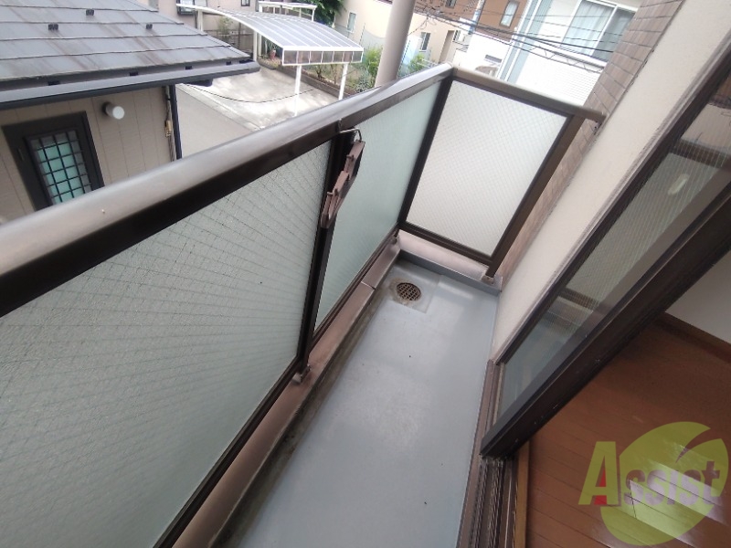 バルコニー　バルコニーは洗濯物を干すのに十分な広さがありますね。