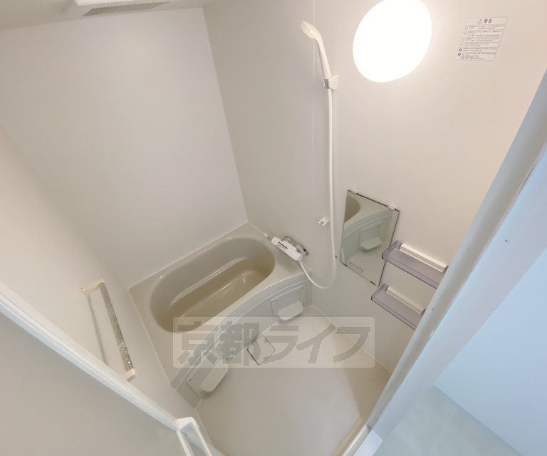 バス・シャワールーム　鏡のある便利なお風呂