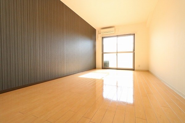 居室・リビング　洋室は9.7帖。家具の配置にも困りませんね。