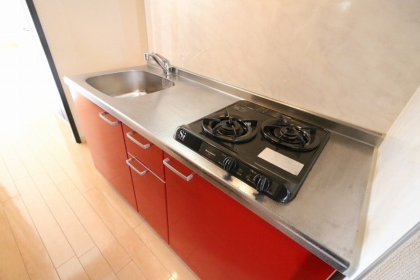 キッチン　調理スペース確保。お料理も楽々。