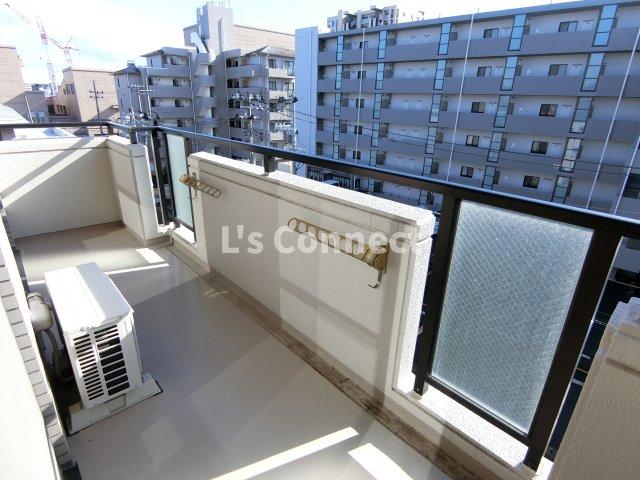 バルコニー　４階のお部屋で洗濯物もたくさん干せます。