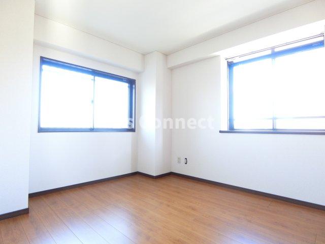 その他　北側洋室にも２面に窓があります。