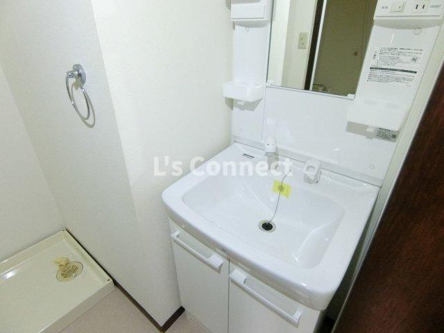 洗面設備　朝の支度もスムーズな独立洗面台。