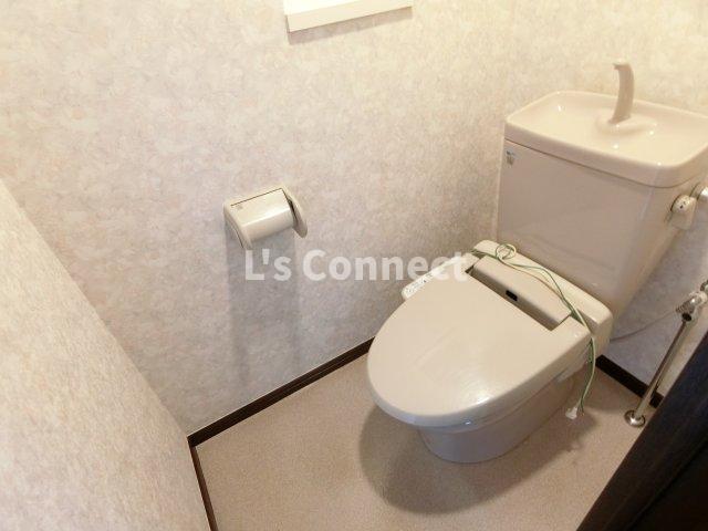 トイレ　温水洗浄便座付きのトイレ。