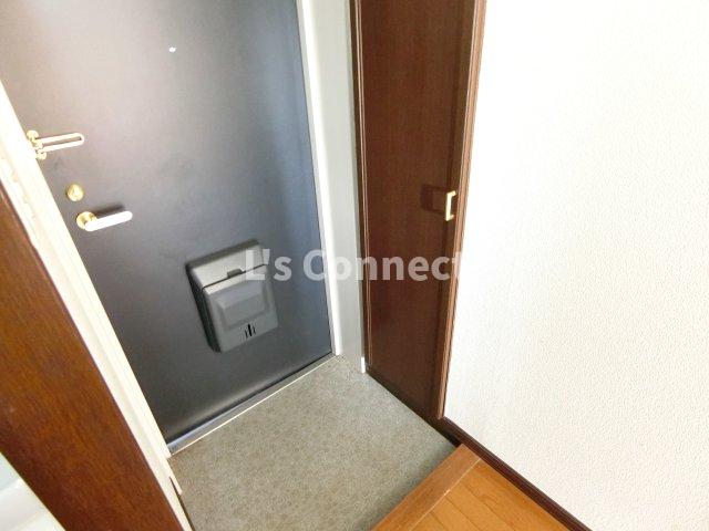 玄関　背の高い下駄箱で靴も収納できます。