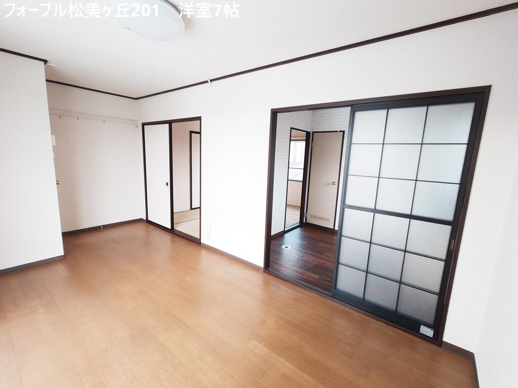 フォーブル松美ヶ丘の居間写真