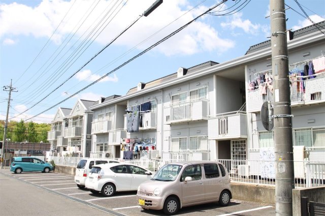 建物外観　2階建ての軽量鉄骨のアパートです。