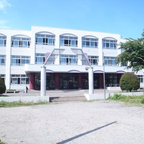 小学校　函館市立八幡小学校（小学校）まで657m