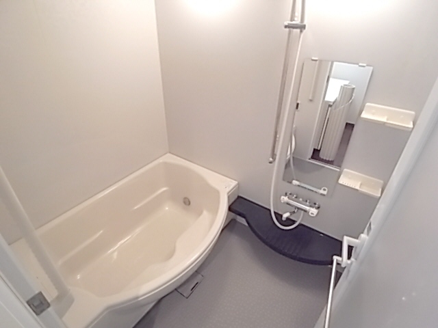バス・シャワールーム　２人でも十分入浴できる広々なお風呂です