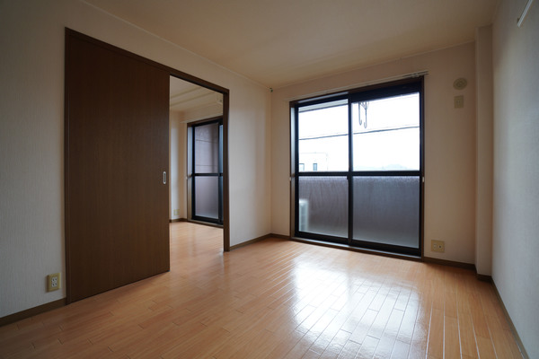 居室・リビング　同じ建物の別なお部屋