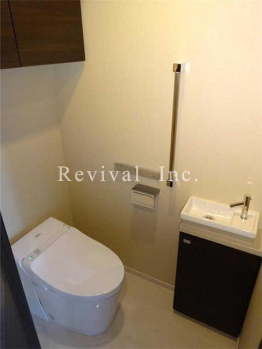 トイレ　タンクレス　シャワー　洗面台　設備充実