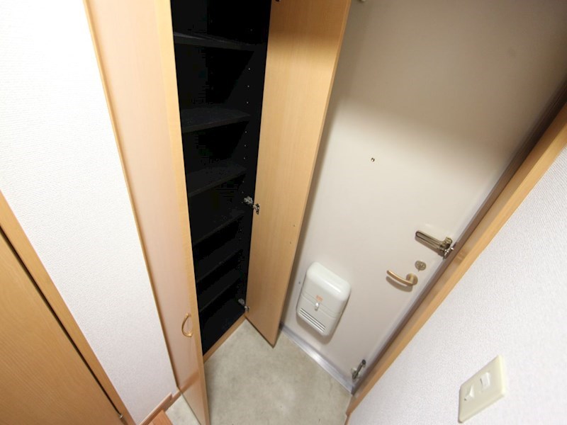 玄関　玄関　シューズボックス付（収納充実してます）