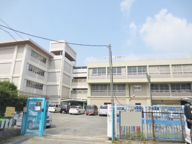 小学校　寝屋川市立桜小学校（小学校）まで137m