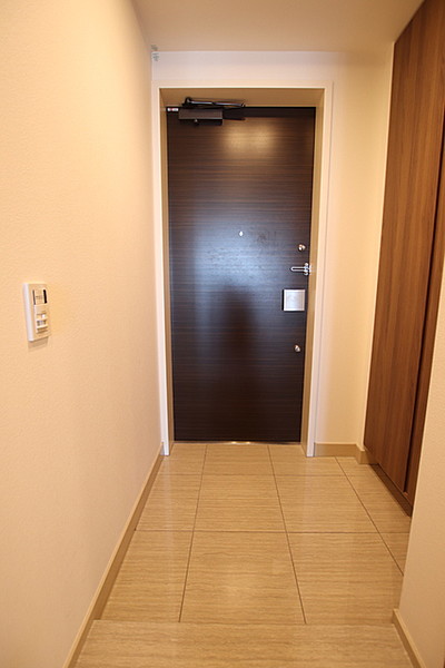 玄関　※別部屋の参考写真です。