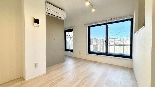 居室・リビング　こちらの居間で趣味の時間をお楽しみください