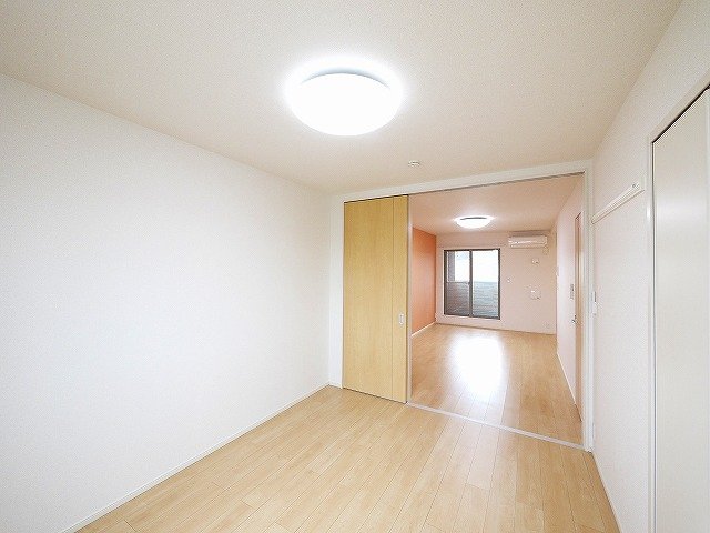 その他部屋・スペース　開放的な寝室です