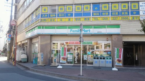コンビニ　ファミリーマート津駅西店（コンビニ）まで737m