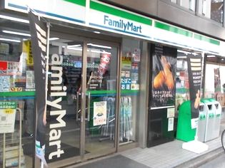 コンビニ　ファミリーマート（コンビニ）まで130m