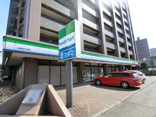 コンビニ　ファミリーマート札幌菊水1条店（コンビニ）まで174m