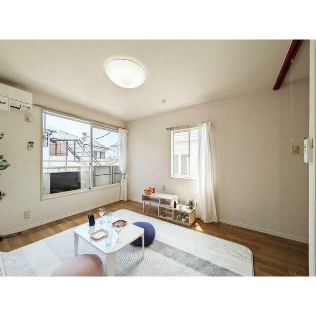 居室・リビング　【写真内の備品は設備ではございません】