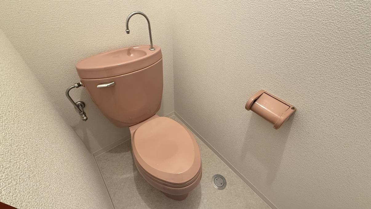 トイレ　落ち着いた色調のトイレです