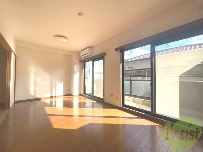 居室・リビング　１３．８帖の洋室です。窓が大きく光が差し込みます。