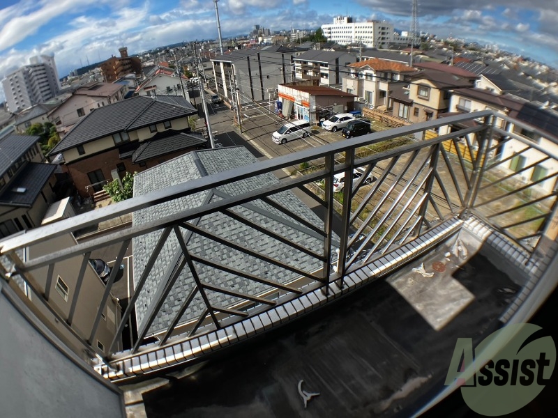 バルコニー　バルコニーは洗濯物を干すのに十分な広さがありますね。