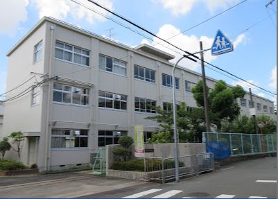 小学校　高槻市立磐手小学校（小学校）まで614m