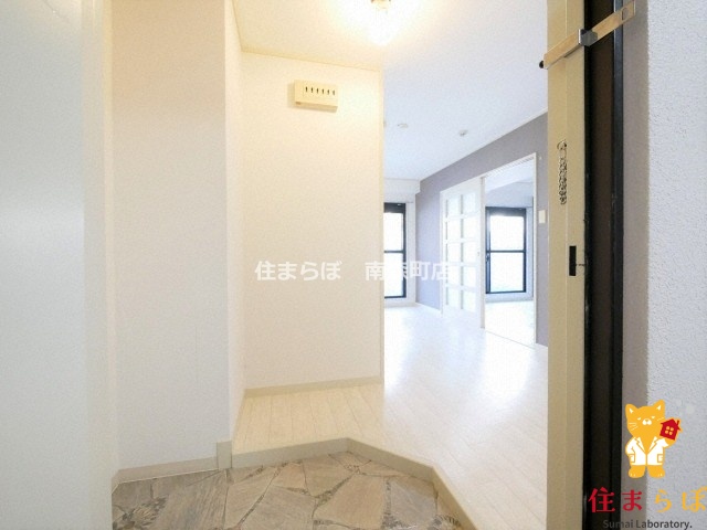 玄関　「気になったら、LINEで気軽に相談できますよ。」