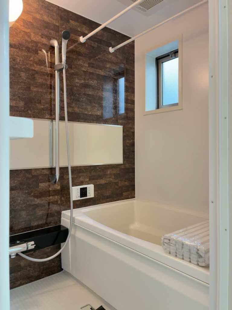 バス・シャワールーム　オシャレなアクセントを施したゆったりユニットバス