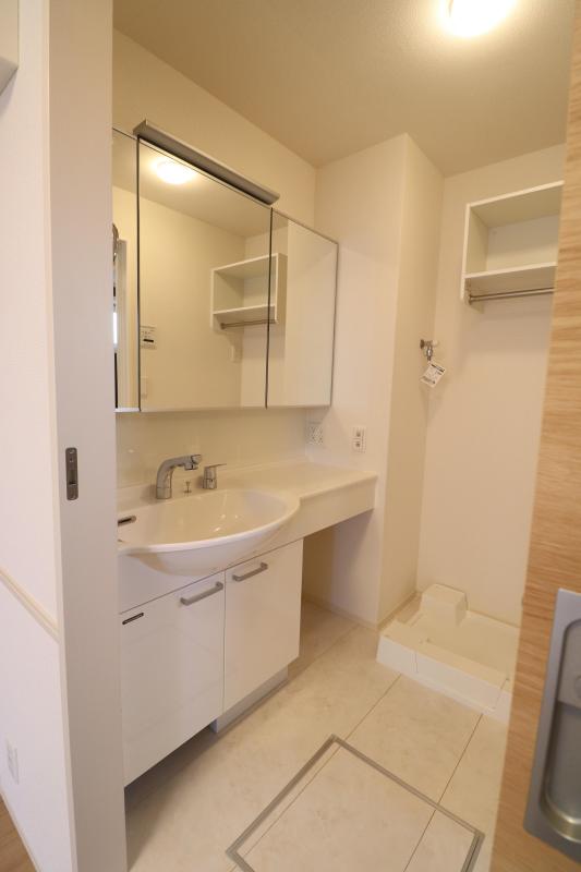 洗面設備　シャワー洗面台付き